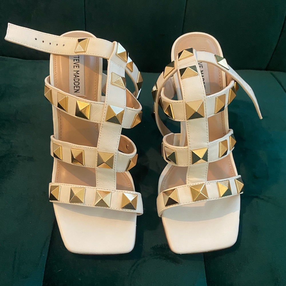 NWT New in Box Steve Madden white rockstud heels